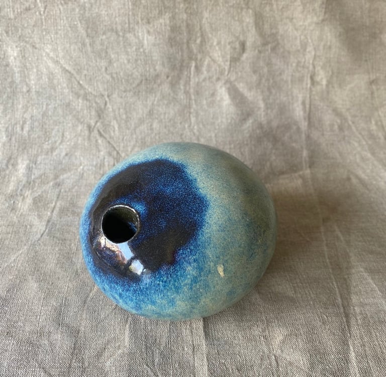 vase sculptural bleu