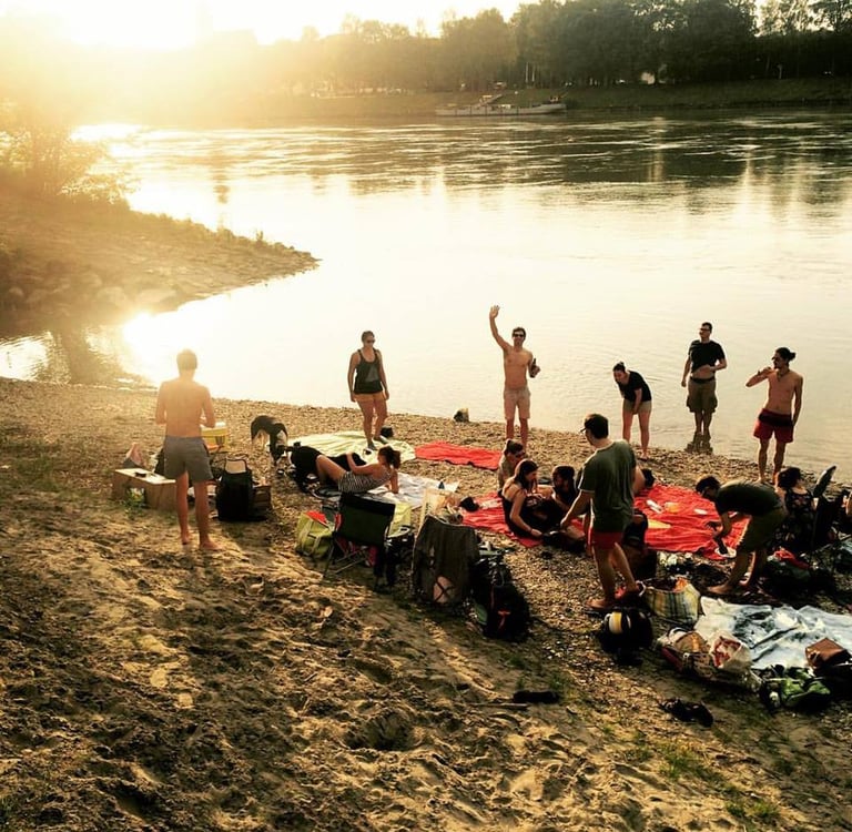 Dein Selbstführung Mentor beim Feiern und Lagerfeuer mit Freunden am Fluss