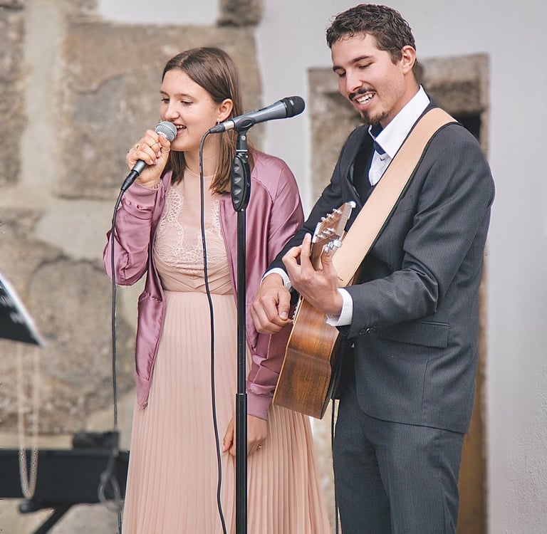 Dein Selbstführung Mentor singt mit Mädchen und spielt Gitarre