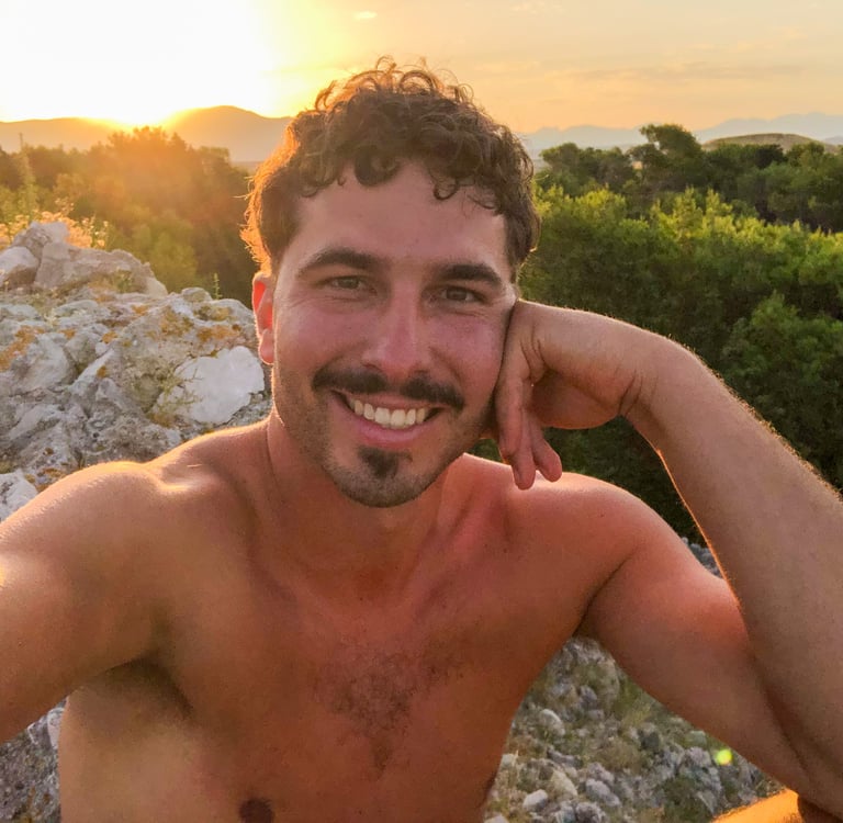 Dein Selbstführung Mentor glücklich bei einem Sonnenaufgang in Kroatien