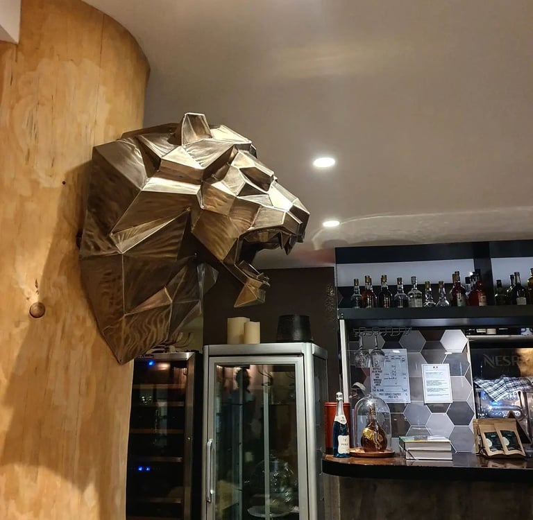 statue de la tête de lion exposé à courchevel