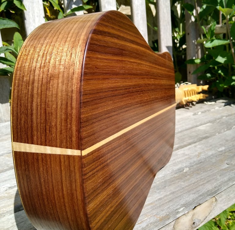 Vihuela de mano in walnut
