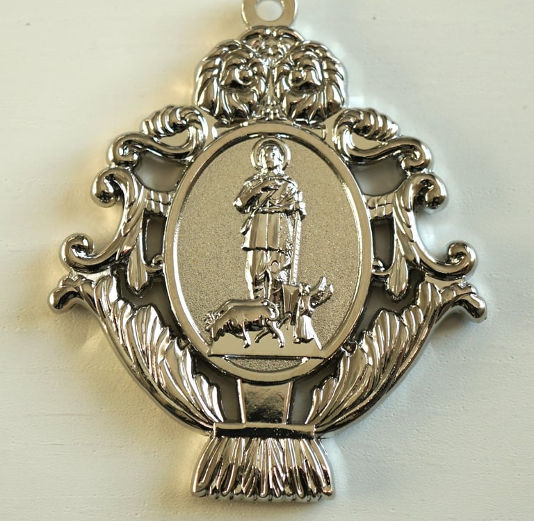 medalla san isidro labrador realizada en  zamak con baño de plata