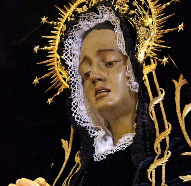 cara virgen de la soledad con corona de plata y baño de oro