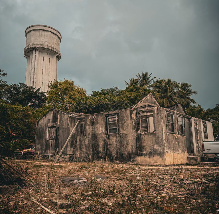 une maison démolie avec une tour en arrière-plan