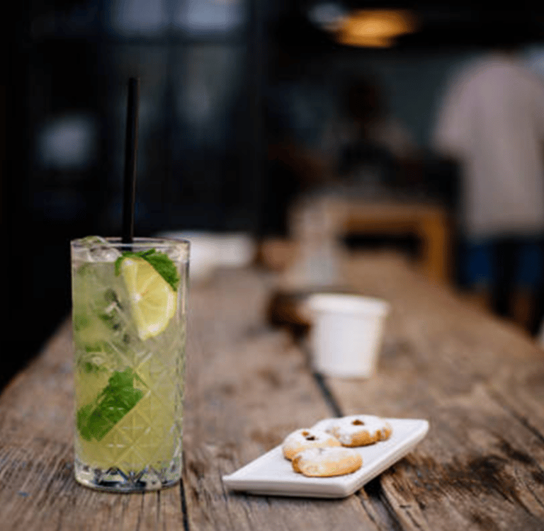 mojito, verre highball sur table de bois