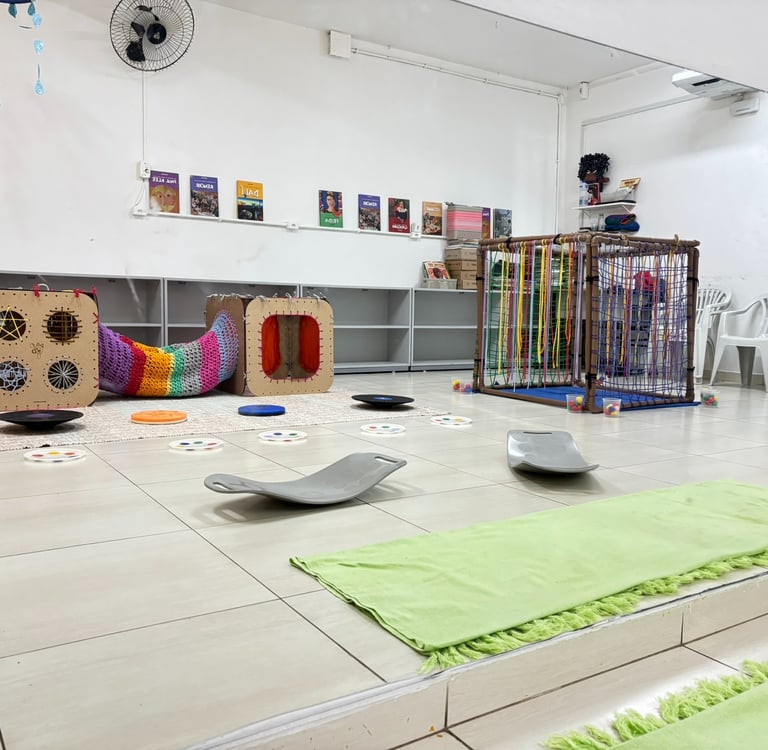 Montagem da instalação pronta, contendo diversos brinquedos não estruturados e estruturas brincantes
