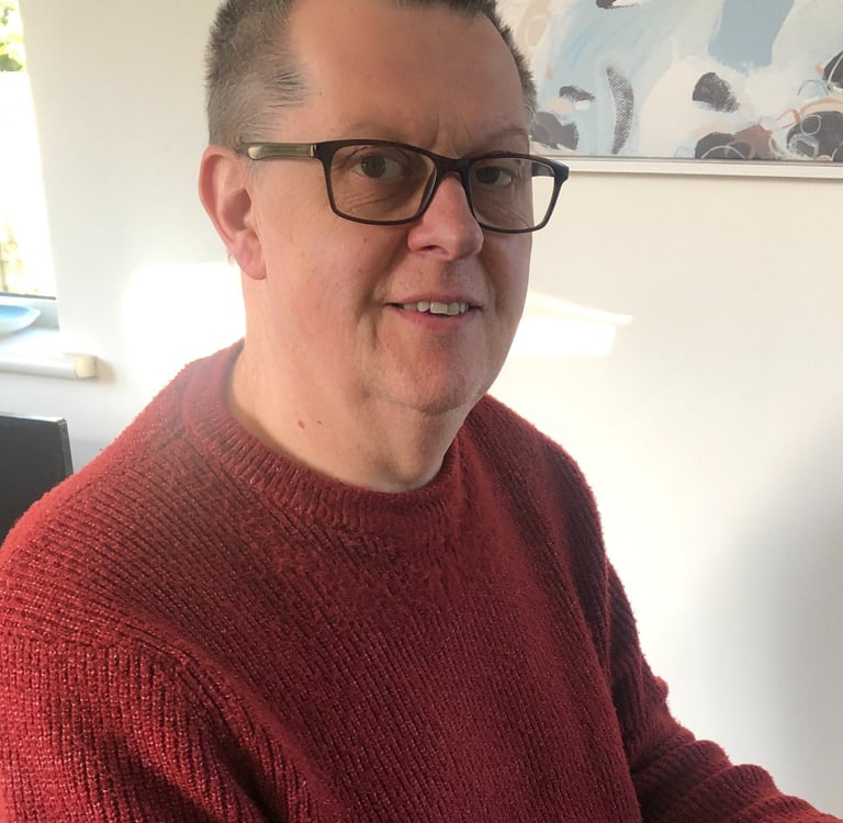 a portrait photo of simon hewitt award winning physics tutor