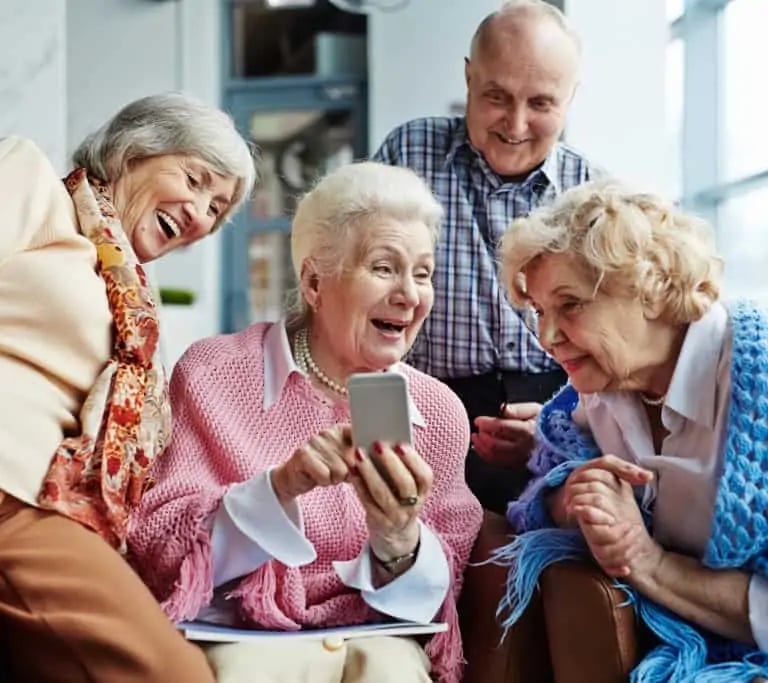 Ancianos charlando y riendo