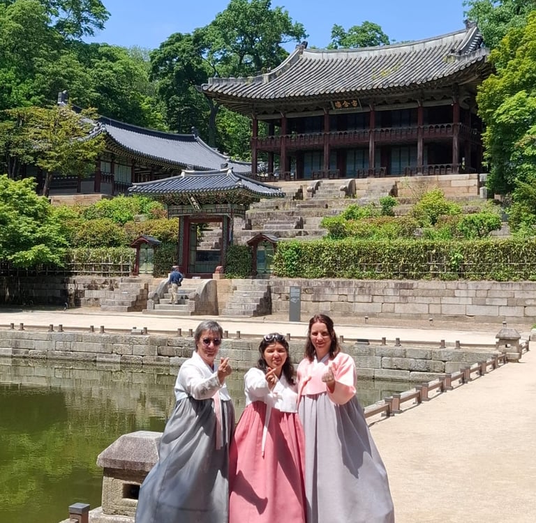 Visite d’un palais traditionnel à Séoul avec mes stagiaires en hanbok devant un bâtiment historique