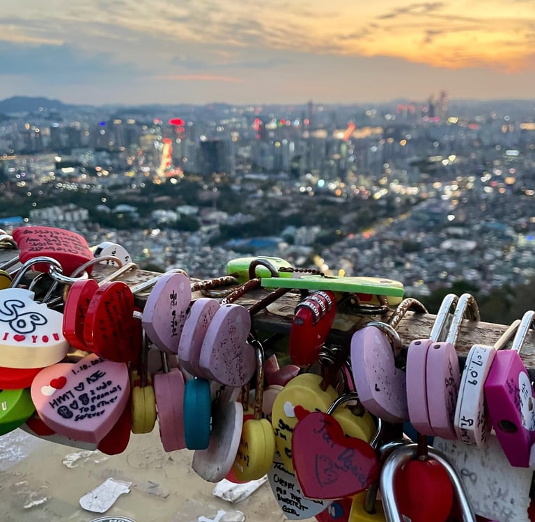 Cadenas symboliques à la Namsan Tower lors d’un séjour culturel