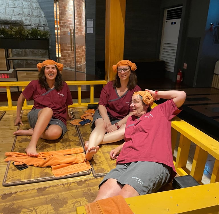 Mes trois stagiaires dans un bain public de Suwon, une serviette pliée à la coréenne sur la tête