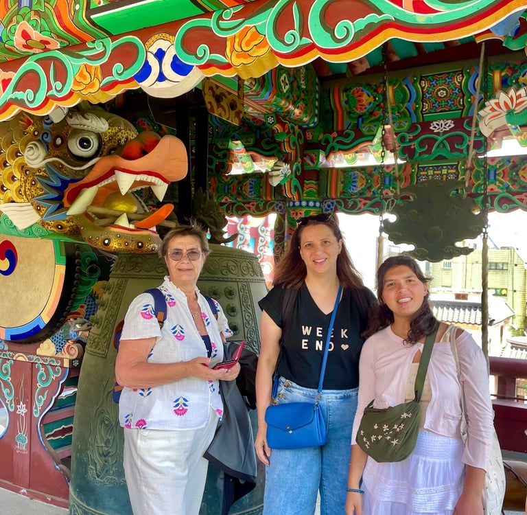 Mes trois stagiaires dans un temple bouddhiste de Suwon