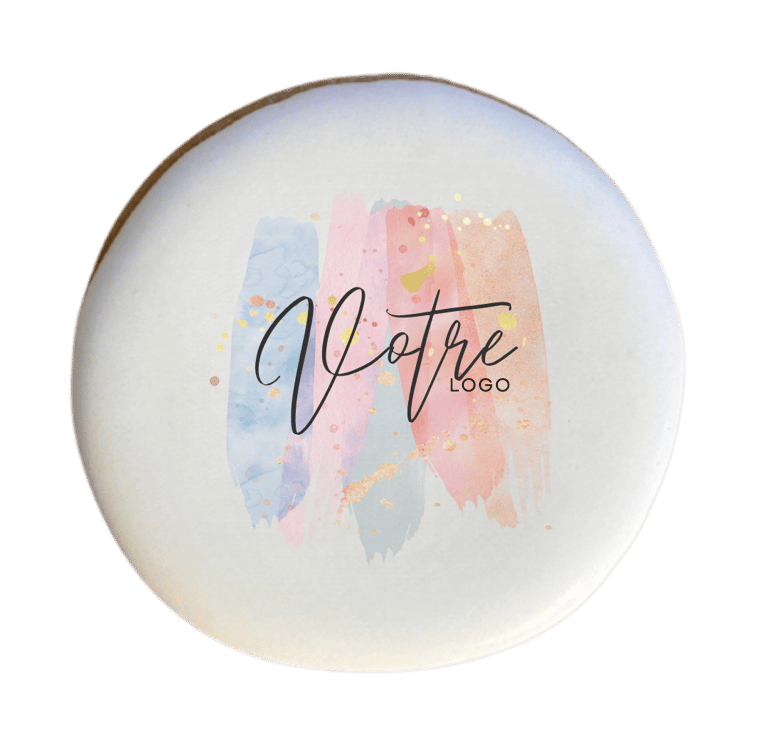 un biscuit avec un logo imprimé dessus