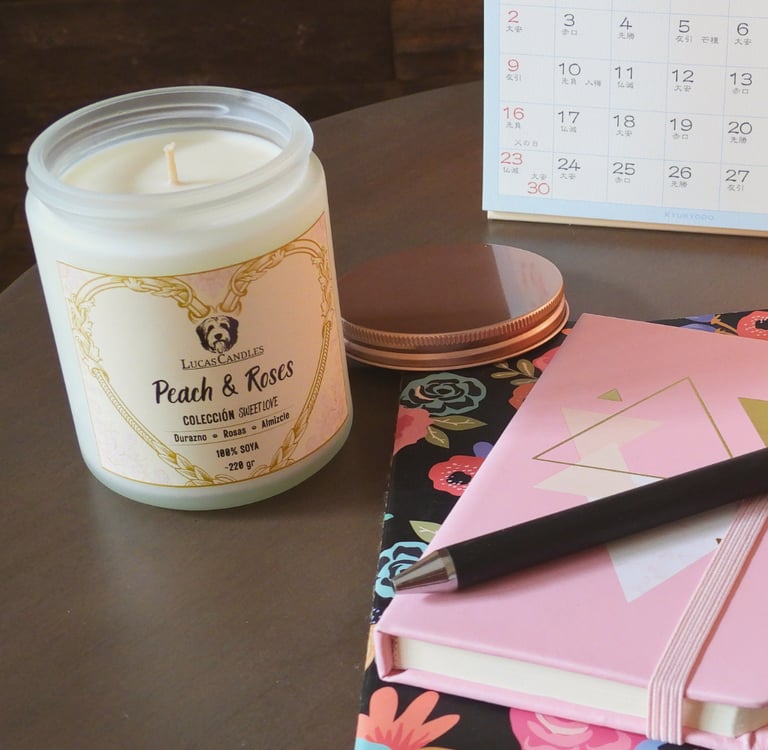 Vela Peach & Roses en escritorio