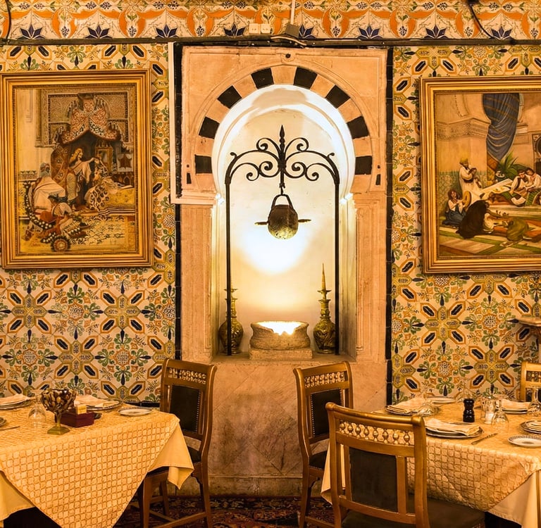 Murs ornés de céramiques anciennes et tableaux dans la salle du palais historique Tunis.