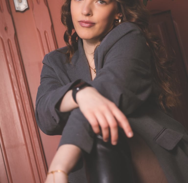 Porträt von junger Frau, schaut in Kamera