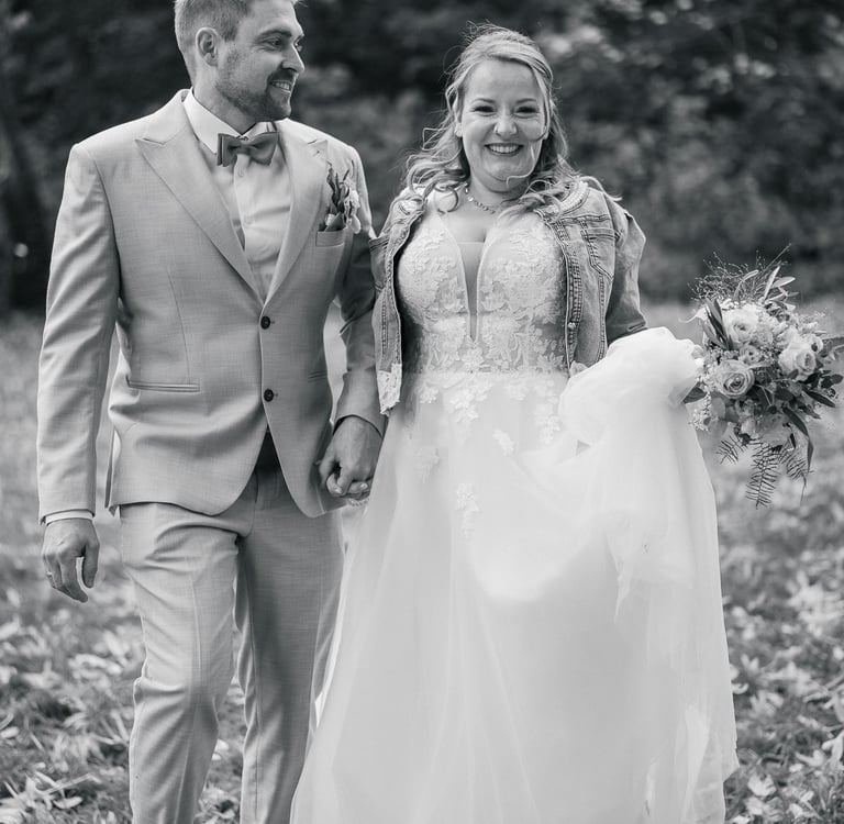 schwarz weiß Fotografie vom Hochzeitspaar