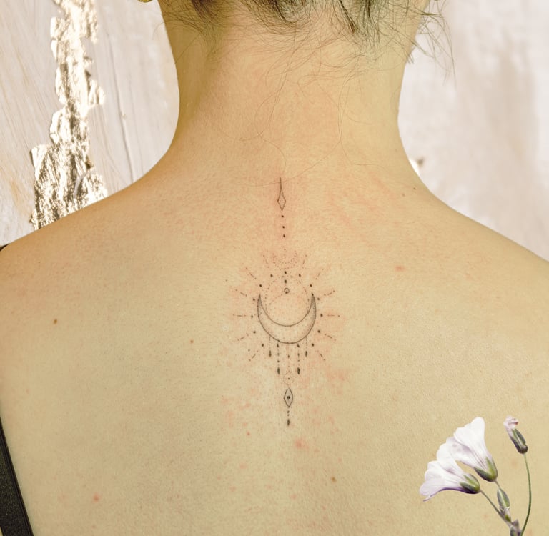 tattoo fin ornemental nuque femme inkorporée