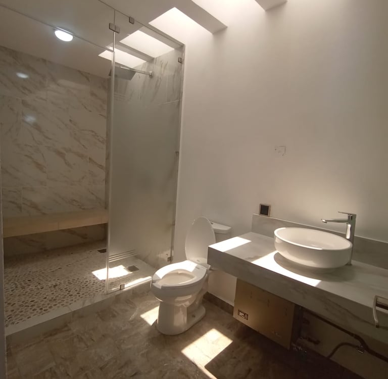 Interior de baño de lujo con sistema de vapor privado en la recámara principal en Pátzcuaro