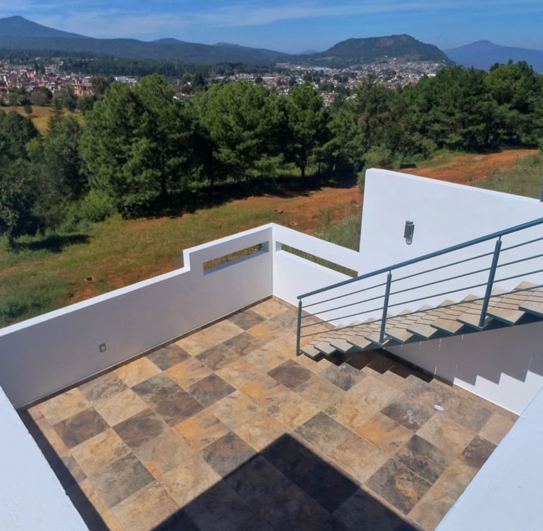 Terraza con vista a la montaña en Pátzcuaro, ideal para desayunos al aire libre 