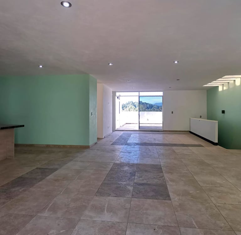 Amplia sala y comedor de concepto abierto con iluminación natural y ventanales panorámicos Pátzcuaro