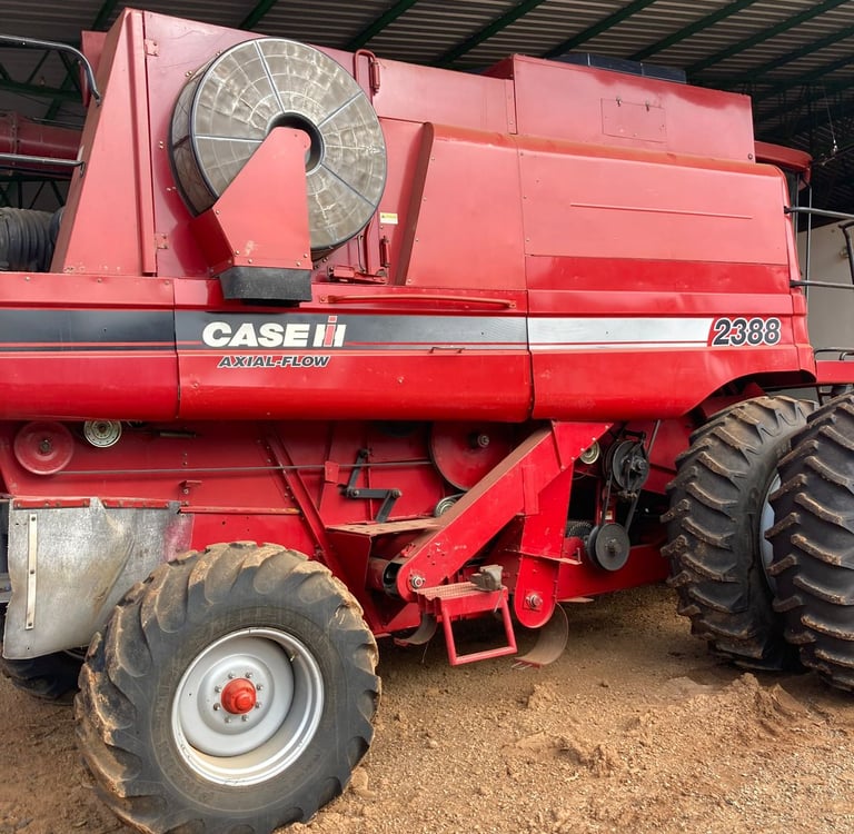 Tipo: Colheitadeira | Marca: Case | Modelo: 2388 | Ano: 2008