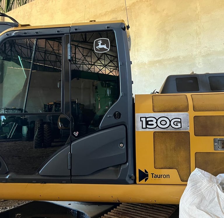 Tipo: Retroescavadeira | Marca: John Deere | Modelo: 130 G | Ano: 2014
