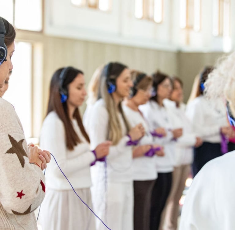 Mujeres viviendo experiencia inmersiva con cascos, respiración consciente, con Katia Medeles. Umbral
