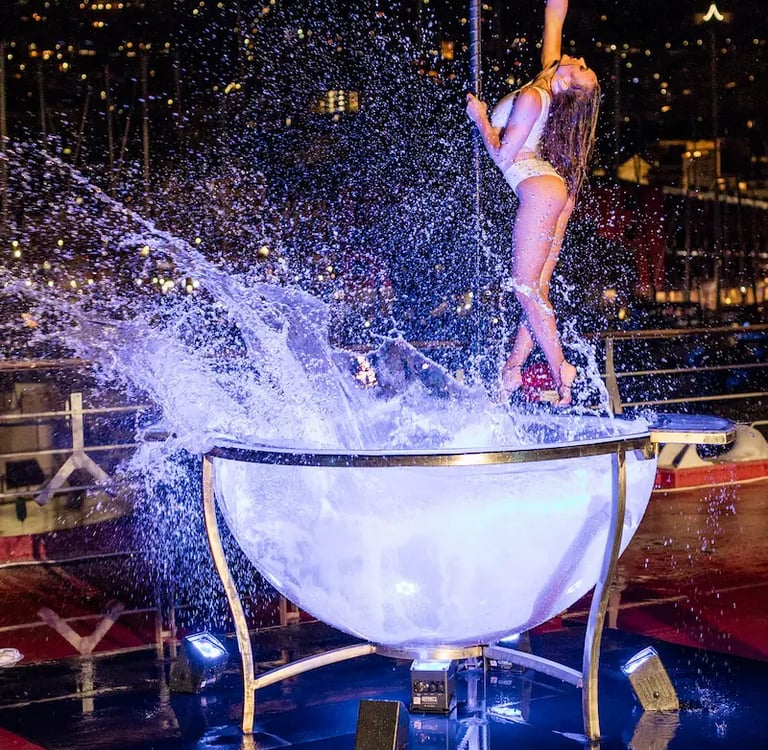 Acrobatic Waterbowl show - Elegant aquatic performance in a crystal bowl for luxury weddings.