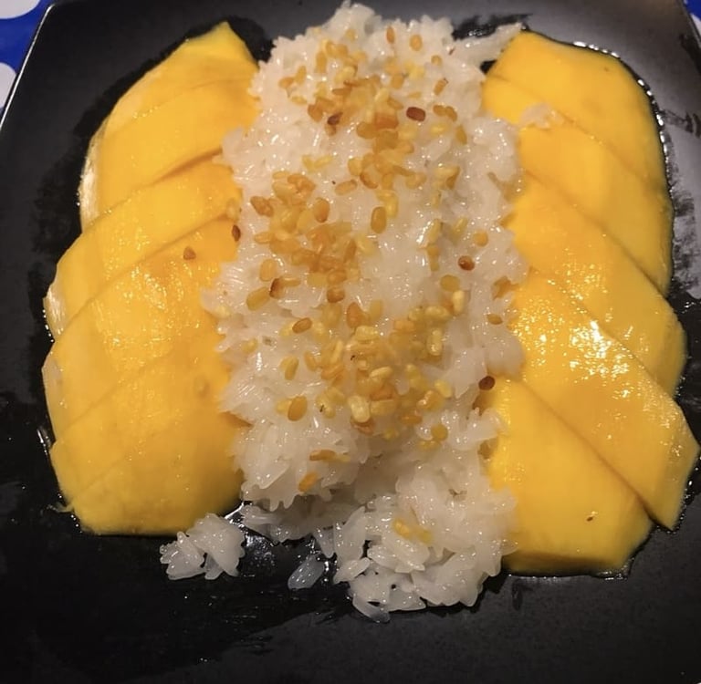 Traditioneller thailändischer Klebreis mit Mango und gerösteten Mungbohnen
