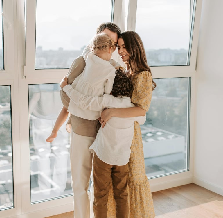 Famille heureuse suite au bon montage crédit
