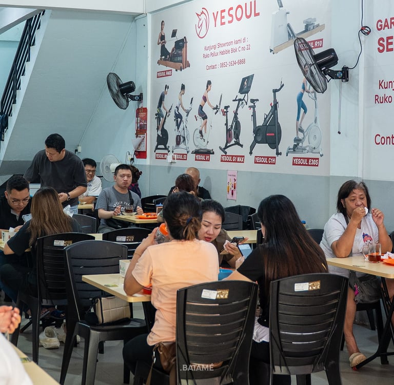 crowds having brunch at nasi kari ali batam