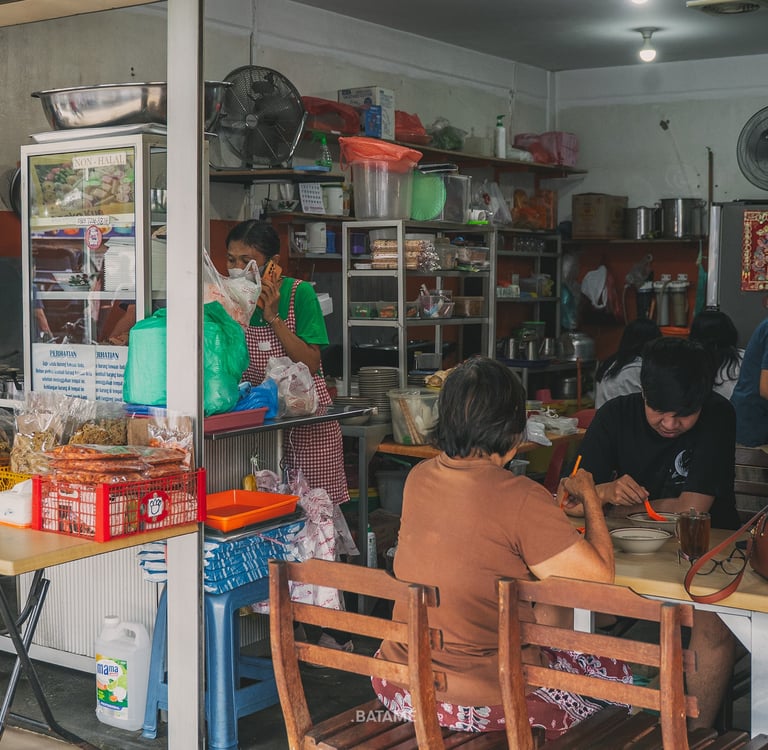 a crowd eating breakfast at Mie Pok Ahan Batam