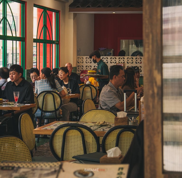Crowds having breakfast in Si Fang Yuan Batam