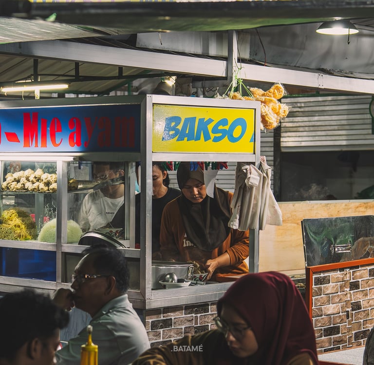 Crowds surrounding stall at Langgeng Mie Ayam Bakso Batam
