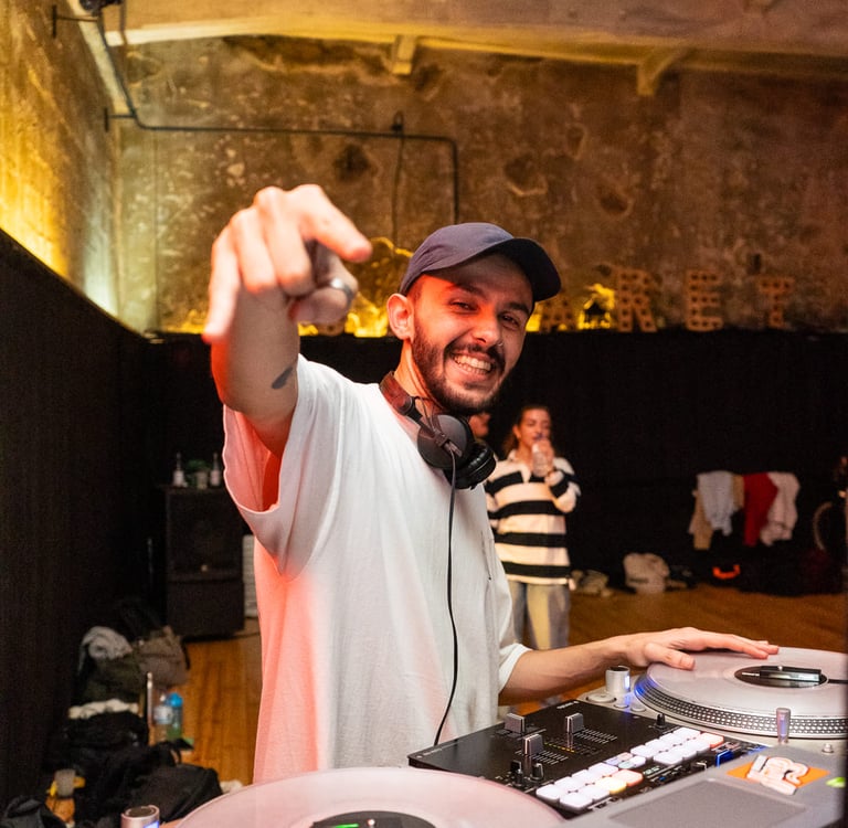 como-escolher-dj-para-festa-pista-cheia