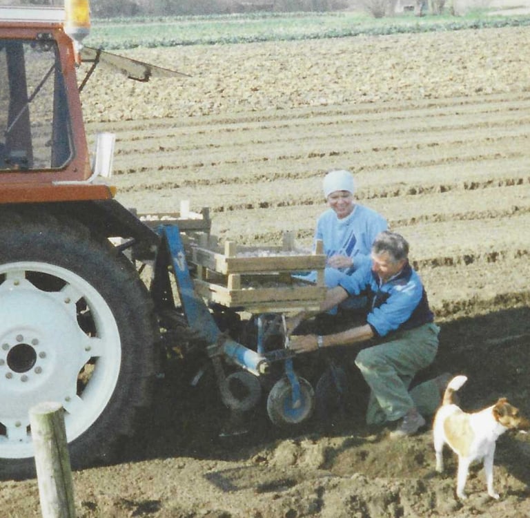 Oude foto van familie die met een tractor op het land werken bij Hoeve Dinjens in Maastricht