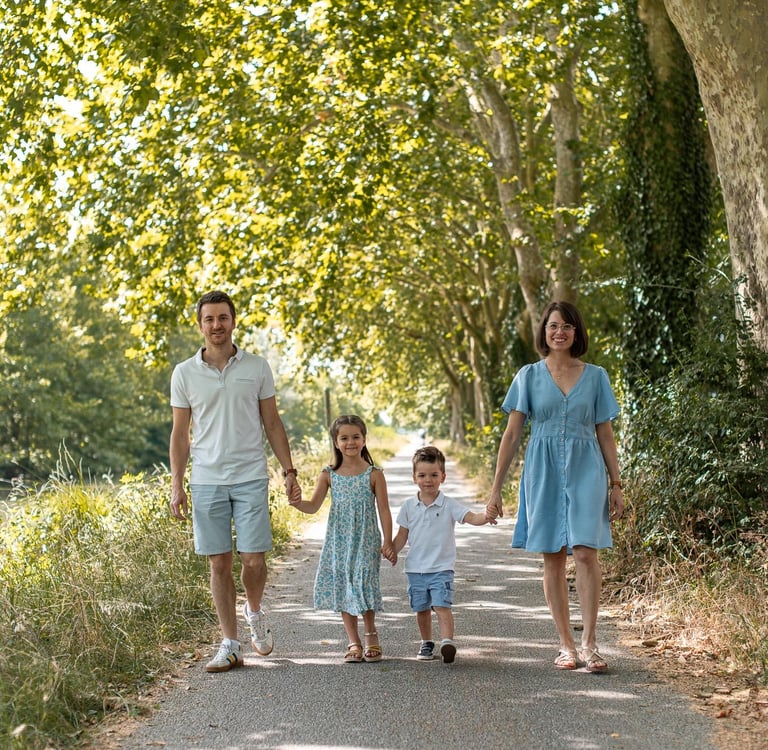 séance photo famille avec papa, maman et 2 enfants au bord du canal du midi à Toulouse