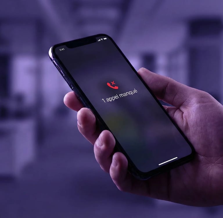 Écran de smartphone affichant un appel manqué, illustrant les erreurs de prospection immobilière