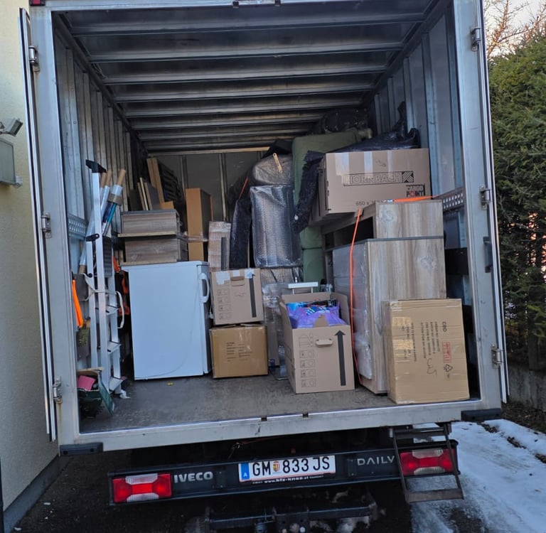 Umzug Linz mit Easy24 – sicher verladene Möbel und Kartons im Umzugs-LKW