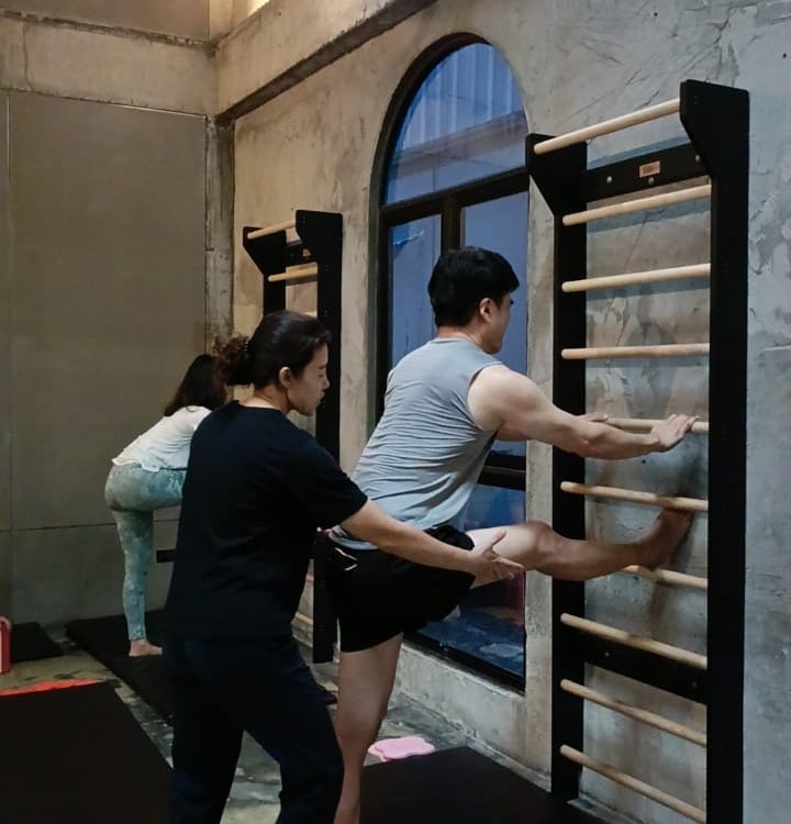 Instructer guide member about body setup and performance on wall bar