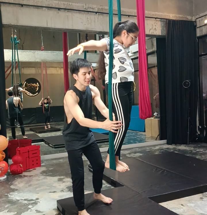 Aerial for kit, Instructor guide the body alignment