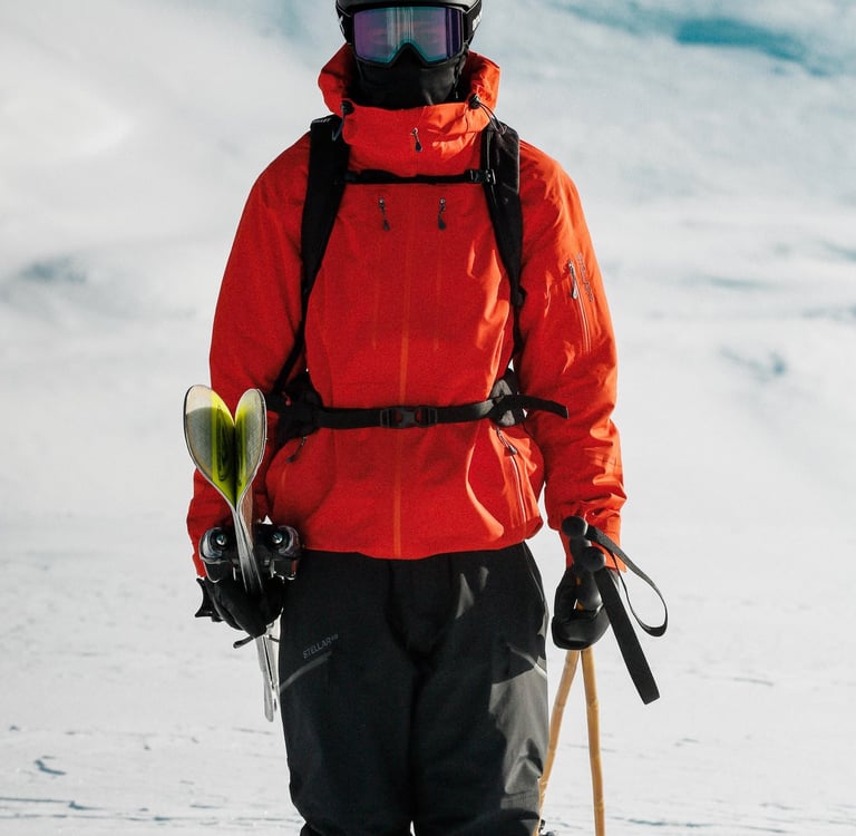 Baptiste Rouge qui tient les bâtons de ski en bambou Alpine Legacy dans sa main gauche