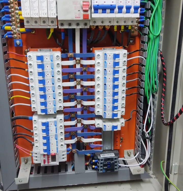 Painel elétrico comercial trifásico com IDR e barramentos em cobre.