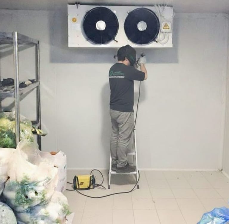 Técnico realizando reparo em evaporador de câmara fria comercial.