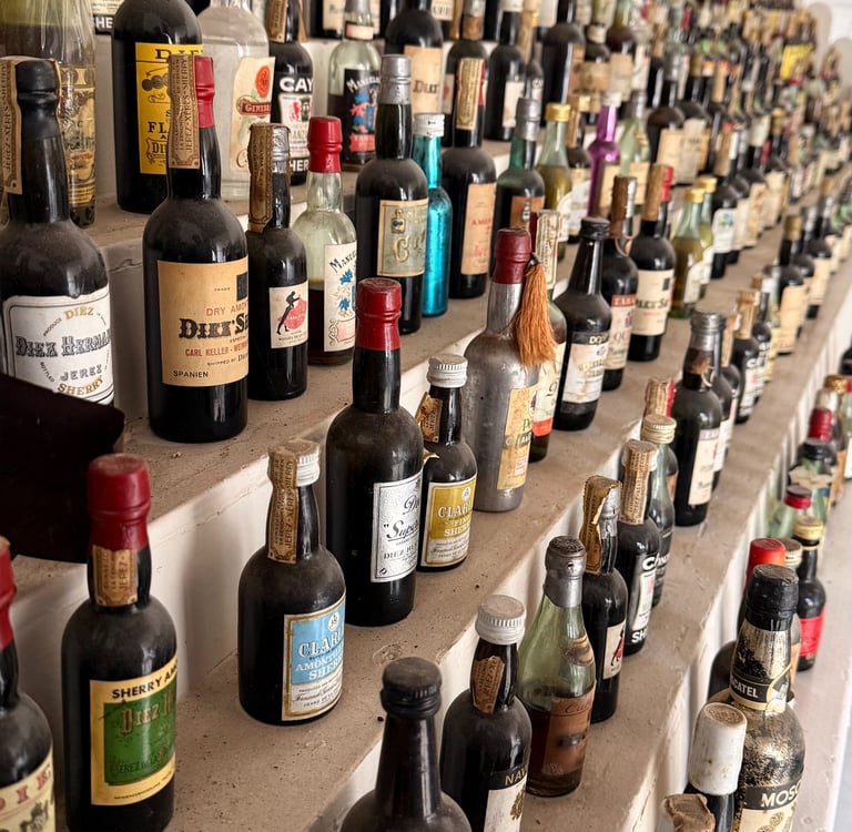 Colección de botellas antiguas de vino de Jerez en una bodega tradicional