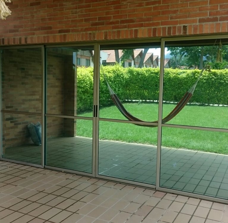 Gane provacidad al polarizar sus ventanas, privacidad en casas, oficinas y locales