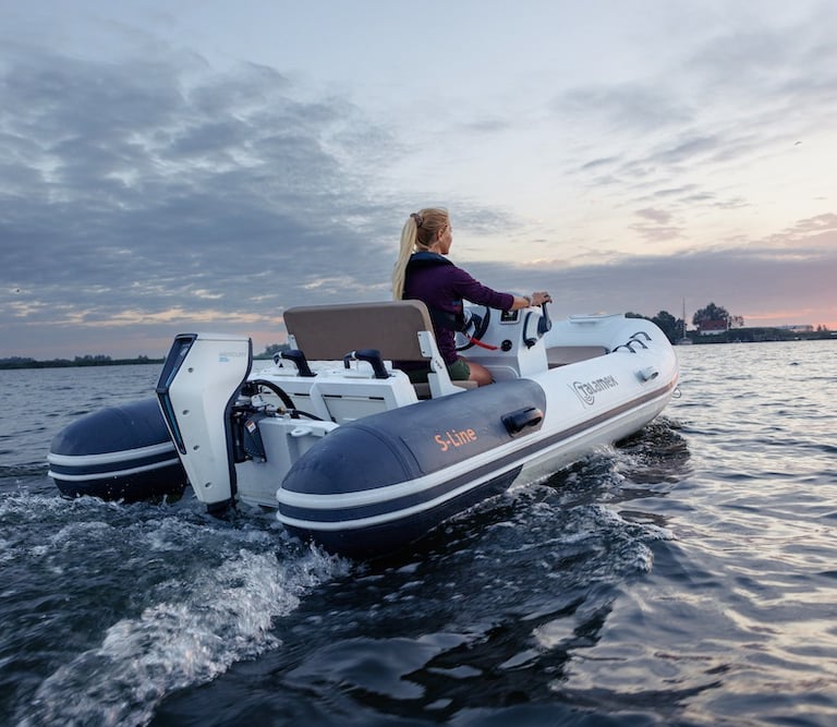 Elektryczny napęd zaburtowy Mercury Avator na pontonie