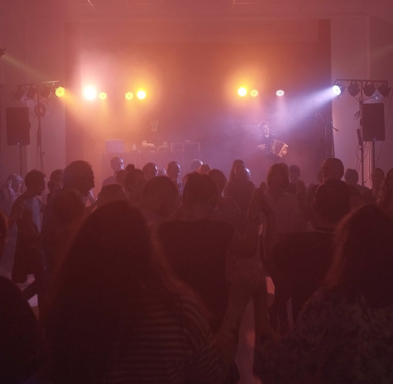 Fest-noz moderne avec un groupe de musique et des danseurs